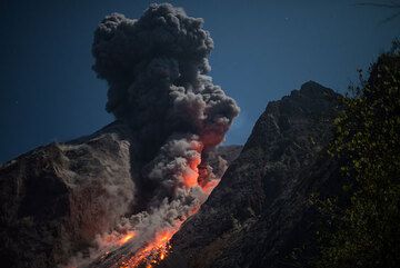 Rising ash plume after the initial eruption. (Photo: Tom Pfeiffer)