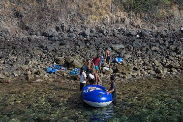 Our shuttle boat ... (Photo: Tom Pfeiffer)