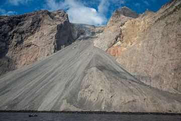 View of the impressive sciara of Batu Tara volcano (Photo: Tom Pfeiffer)
