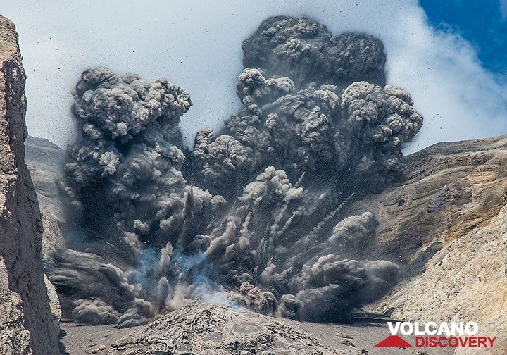 Dense jets of bombs and ash leave radially from the expanding eruption cloud. (Photo: Tom Pfeiffer)
