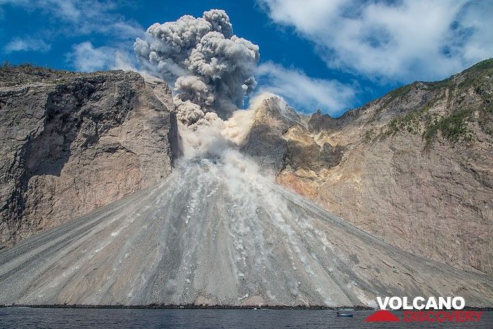 Some local fishermen seem unimpressed by the eruption, which puts their boats in danger by projectiles and (as observed during previous occasions) pyroclastic flows. (Photo: Tom Pfeiffer)