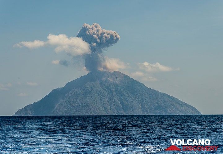 On the way back from Batu Tara on 26 Nov, strong explosions with ash plumes up to approx. 1 km height occur every half an hour. (Photo: Tom Pfeiffer)