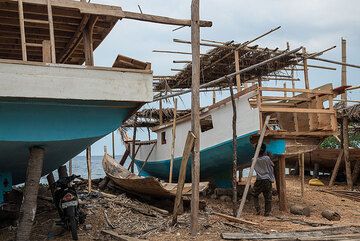 Visiting a wharf where traditional fishing boats are being built. (Photo: Tom Pfeiffer)