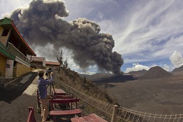 The ash plume seen from the rim of the caldera. (Photo: Tom Pfeiffer)