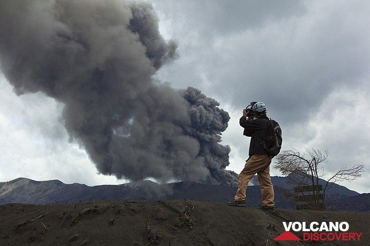Michael filming the eruption. (Photo: Tom Pfeiffer)