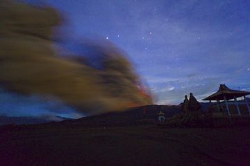 The ash plume at night with the silhouette of the Hindu temple in the foreground. (Photo: Tom Pfeiffer)