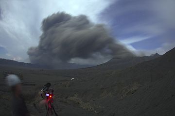 Michael filmando las erupciones por la noche. (Photo: Tom Pfeiffer)