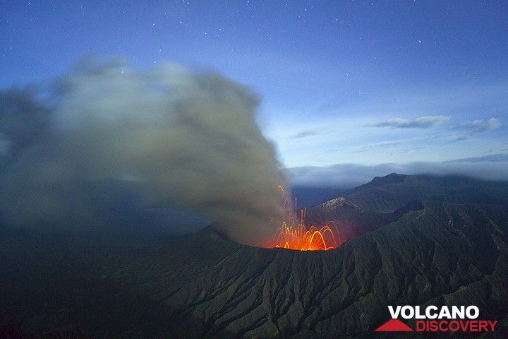 Vue panoramique sur le volcan Bromo en activité strombolienne la nuit. Le panache de cendres dérive vers l’est. (Photo: Tom Pfeiffer)