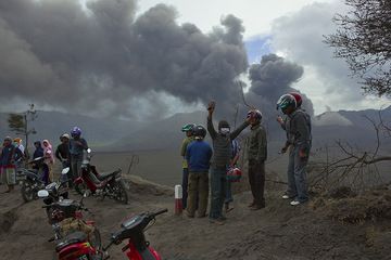 The eruption has become a tourist attraction amongst locals. (Photo: Tom Pfeiffer)