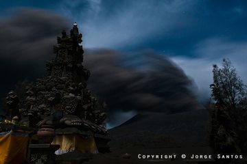 Eruption of Bromo volcano behind the Hindu temple (Photo: Jorge Santos)