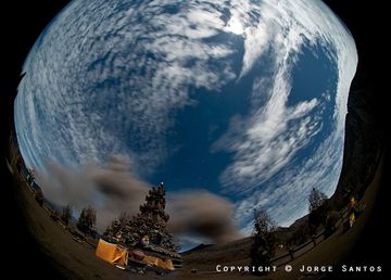 Éruption du mont Bromo en octobre 2010 vue depuis le temple bouddhiste avec un objectif fisheye (Photo: Jorge Santos)