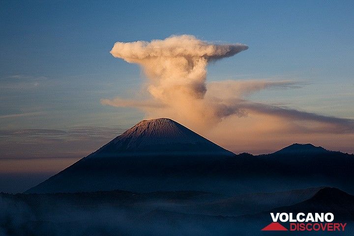 Umbrella cloud over Semeru volcano (c)