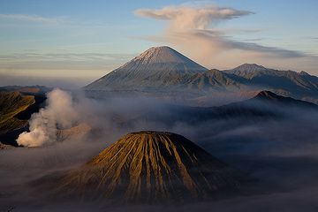 Trío volcánico: el cono de ceniza de Batok (primer plano), el Bromo humeante y el majestuoso Semeru con una nube tipo paraguas.
Esta vista de la caldera Tengger de Java Oriental (Indonesia) es uno de los miradores más famosos del país, visitado cada d (Photo: Tom Pfeiffer)