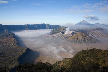 Poco a poco, la niebla va desapareciendo a medida que sale el sol. (c)