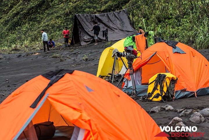 Setting up camp at Dukono volcano. (Photo: Tom Pfeiffer)