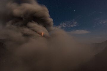 Small lightning in ash plume. (Photo: Tom Pfeiffer)