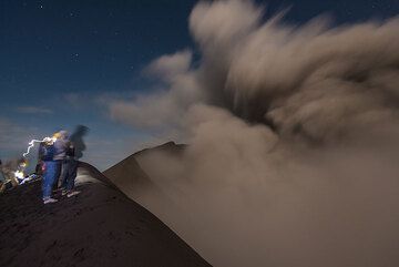 Gruppe am Rand des Vulkans Dukono bei Nacht. (Photo: Tom Pfeiffer)