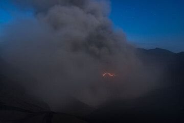 Ein weiterer kleiner Blitz in der Aschewolke, die aus dem Krater aufsteigt. (Photo: Tom Pfeiffer)
