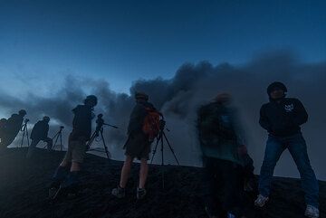 Gruppe am Kraterrand des Vulkans Dukono (Indonesien) (Photo: Tom Pfeiffer)