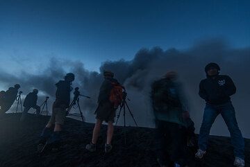 Group at the crater rim of Dukono volcano (Indonesia) (Photo: Tom Pfeiffer)