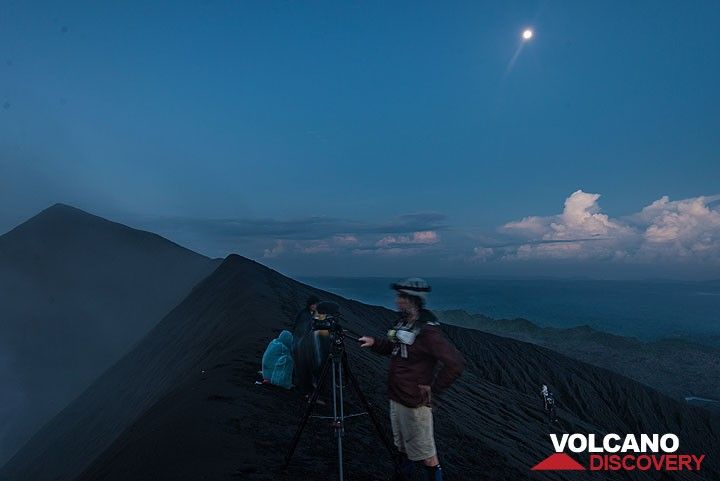 Setting moon and the morning blue hour at the crater rim. (Photo: Tom Pfeiffer)