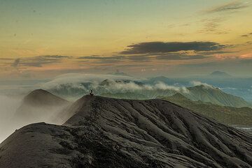 Vista verso le catene montuose a sud-ovest. A sinistra dell'immagine si vede un pennacchio di eruzione dal lontano vulcano Ibu. (Photo: Tom Pfeiffer)