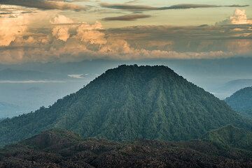 Extinct neighbor volcano of Dukono. (Photo: Tom Pfeiffer)