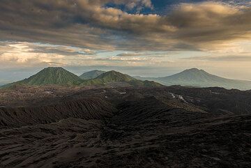 View towards the campsite in the older crater (right in image) (Photo: Tom Pfeiffer)