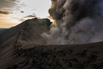 Walking around on the narrow crater rim. (Photo: Tom Pfeiffer)