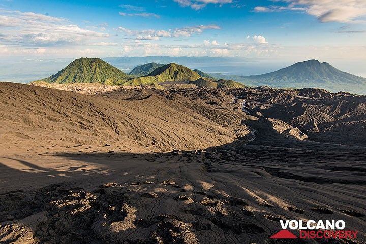 Morning view to the east from Dukono's crater rim. (Photo: Tom Pfeiffer)