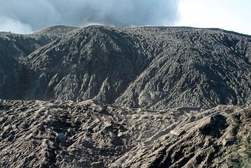 View towards Dukono's crater rim from the way back to campsite. (Photo: Tom Pfeiffer)