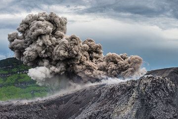 Strombolian eruption from the central vent of Ibu volcano (Halmahera, Indonesia) in Nov 2014 (Photo: Tom Pfeiffer)