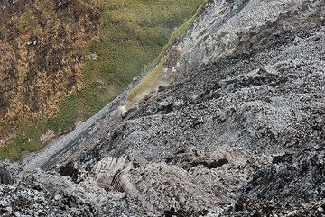 View down into the northern gap, invaded by several lava flows emplaced since 1998. (Photo: Tom Pfeiffer)