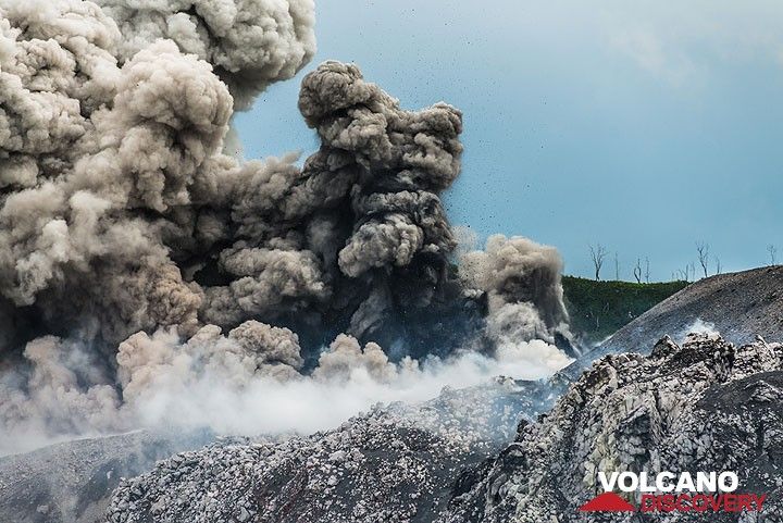 Beautiful eruption from the lower vent of Ibu volcano. (Photo: Tom Pfeiffer)