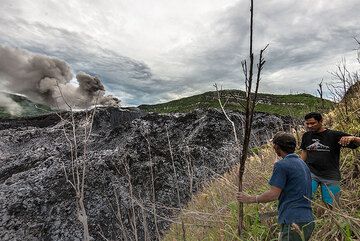 Walking along the densely vegetated crater rim. (Photo: Tom Pfeiffer)