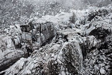 Viscous lava flow channel structures. (Photo: Tom Pfeiffer)