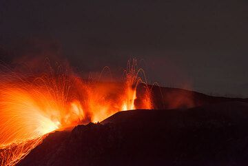 Strong strombolian eruption from multiple vents, probably aligned along a fissure occurs during the night. (Photo: Tom Pfeiffer)