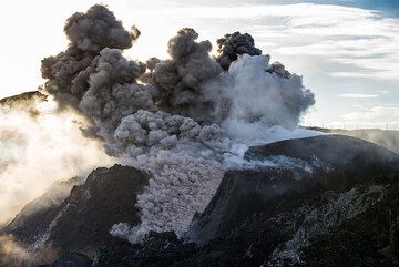 An ash-rich eruption produces a small pyroclastic flow as dense ash starts to flow down the western flank of the cinder cone. (Photo: Tom Pfeiffer)