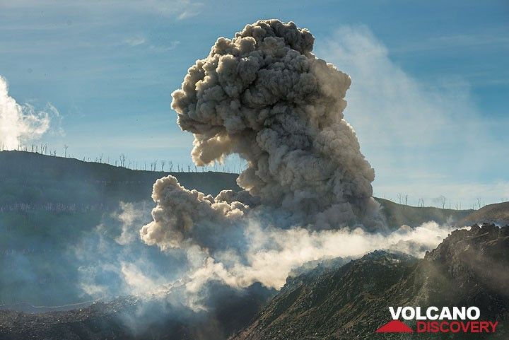 Typical ash eruption. (Photo: Tom Pfeiffer)
