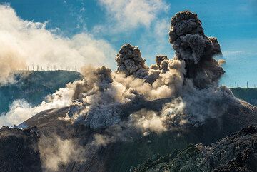 Ash plumes rising from the same eruption. (Photo: Tom Pfeiffer)