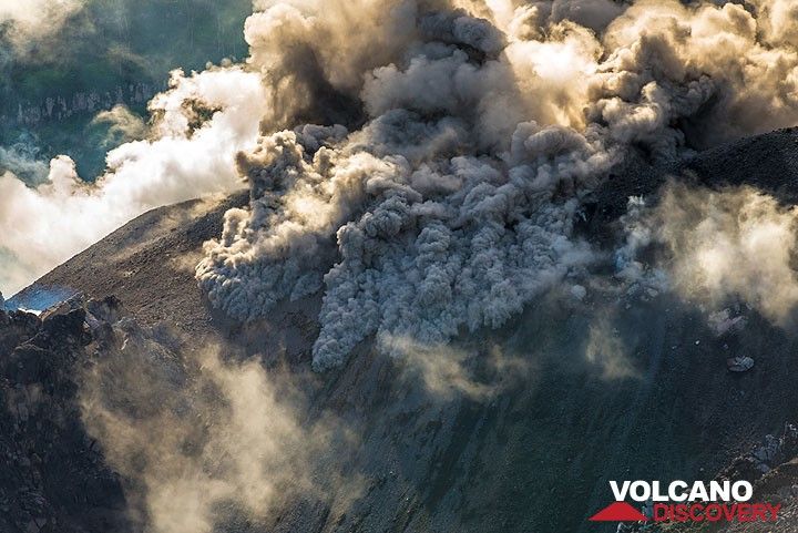 Again, some dense ash is erupted that flows down as miniature pyroclastic flows. (Photo: Tom Pfeiffer)