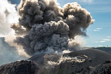 The ash plume rises from the cinder cone. (Photo: Tom Pfeiffer)