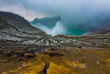 View of Kawah Ijen, the crater lake, from the rim. (Photo: Tom Pfeiffer)