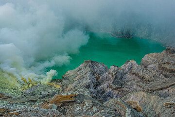 Eroded inner crater walls and the turquoise crater lake in the background. (Photo: Tom Pfeiffer)