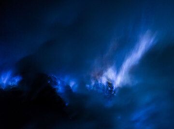 Torch-like blue flame (Photo: Tom Pfeiffer)