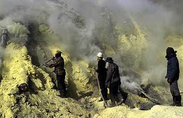 Sulfur workers at Kawah Ijen (East Java, Indonesia) (Photo: Tom Pfeiffer)