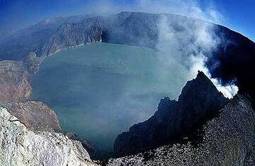 Kawah Ijen acid crater lake (East Java, Indonesia) (Photo: Tom Pfeiffer)