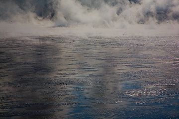 Die Oberfläche des Schlammsees (Photo: Tom Pfeiffer)