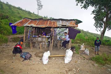 The shelter at the Welirang volcano (Photo: Tobias Schorr)