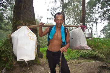 One of the friendly sulphur workers at Welirang camp (Photo: Tobias Schorr)